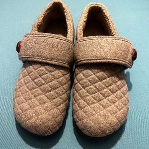 Never worn Vionic Jacki slipper size 7